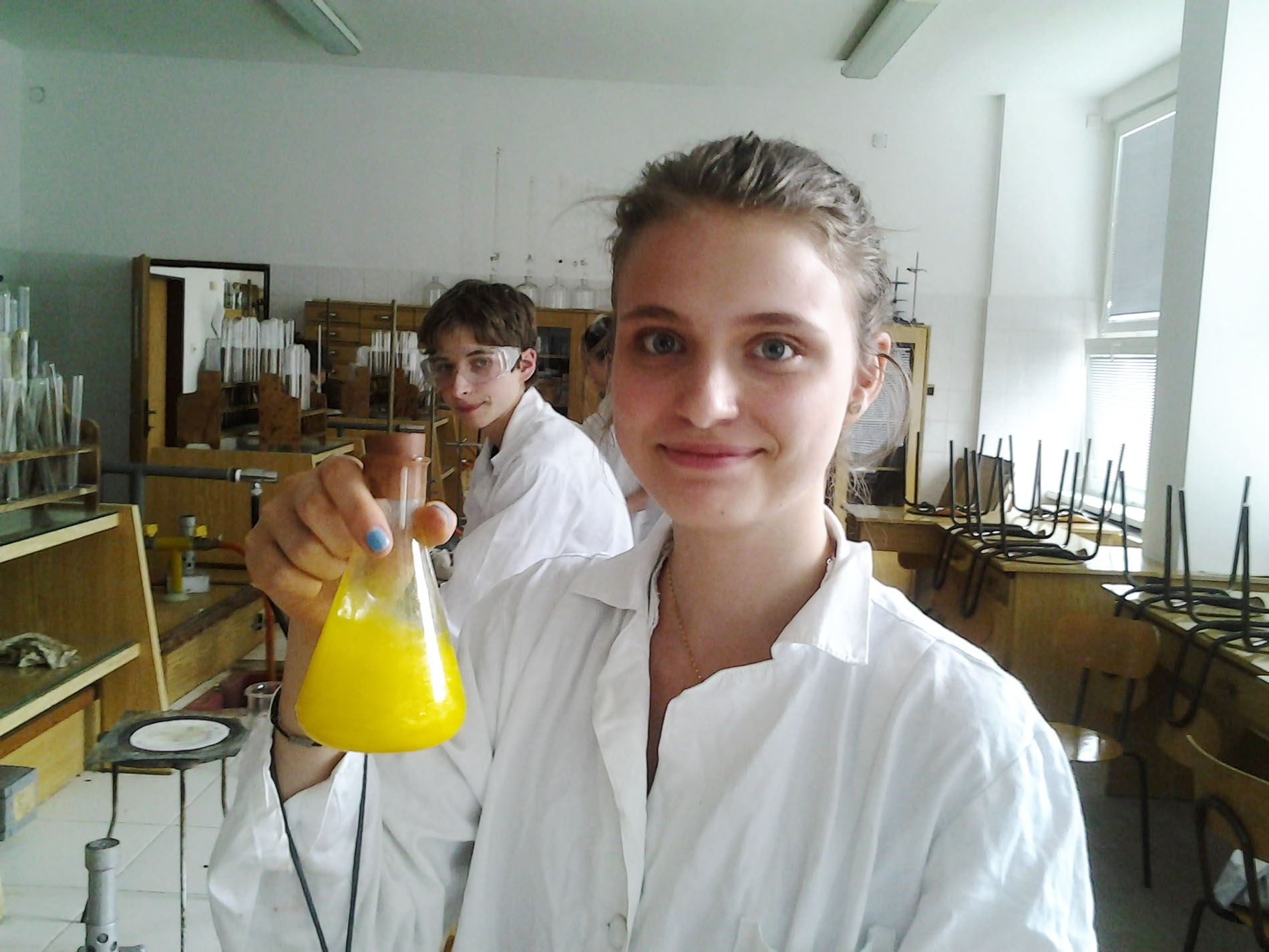 Studentka v laboratoři