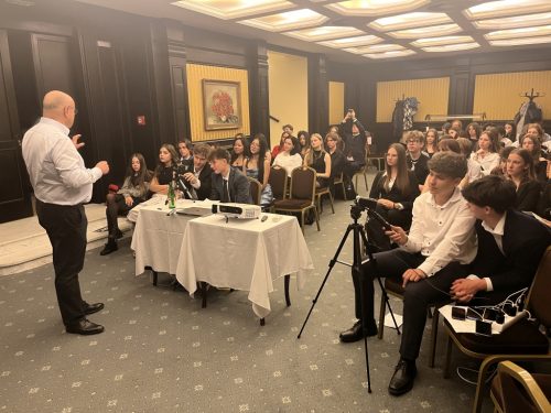 Beseda s gynekologem prof. MUDr. Pavlem Caldou zaujala nejen přítomné dívky