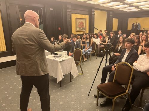 Beseda s velvyslancem Velké Británie Mattem Fieldem proběhla v anglickém jazyku