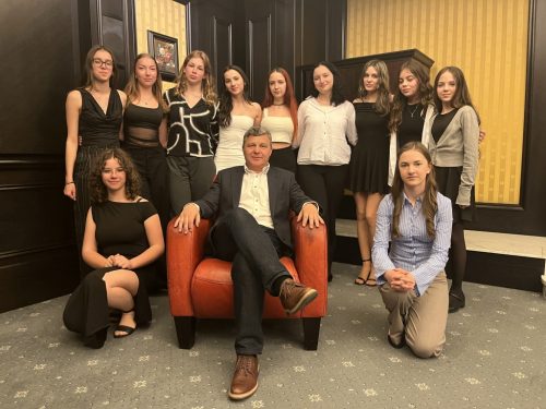 Prof. Jiří Přibáň ve společnosti studentek chebského gymnázia