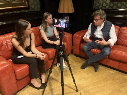 Studentky Andrea Caranová a Marie Hrdinová zpovídají úspěšného dirigenta pro školní web